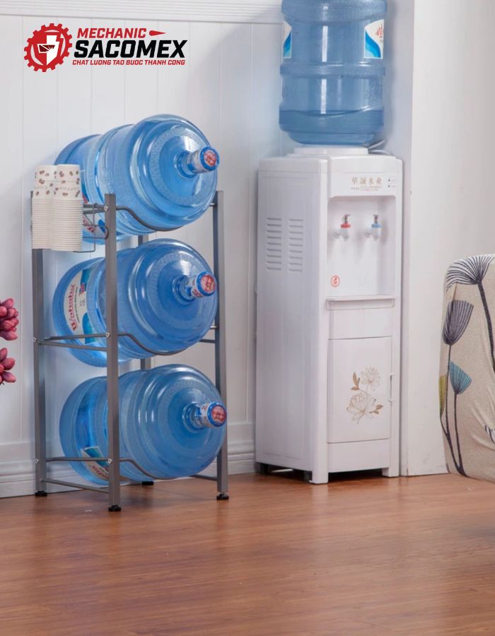 Ứng dụng thực tế của kệ để bình nước 3 tầng SK03