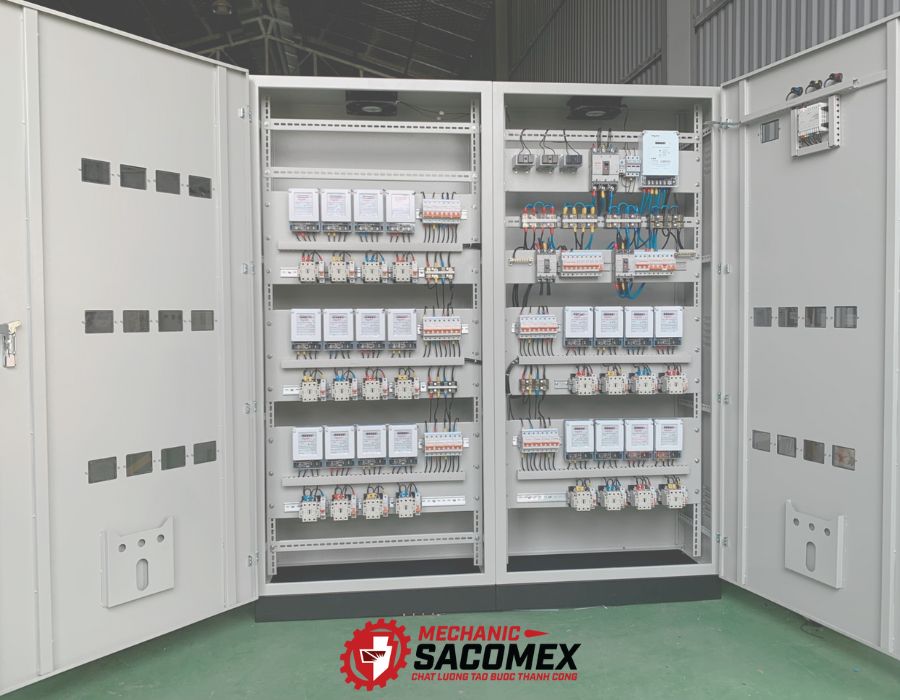 1. Sự cố tủ điện bị nhiễm từ (EMI) Nguyên nhân chủ yếu dẫn đến sự cố này đó chính là do hệ thống dây nối điện, bởi các dây này sẽ được nối, sắp xếp gần nhau với các thiết bị điện dẫn đến hiện tượng nhiễm điện từ.    Cách khắc phục tình trạng này khá đơn giản, bạn chỉ việc giữ khoảng cách giữa các hệ thống nối điện và mạch điện. Đảm bảo dây dẫn và dân nguồn phải được đặt ở hệ thống riêng. Lưu ý, nên đánh dấu và thông báo mã màu, kích thước dây dẫn để dễ dàng phân biệt trong quá trình sử dụng.  2. Sự cố điện áp thấp Đây là sự cố rất hay thường gặp ở tủ điện lâu ngày. Cặp dây xoắn và cáp bảo vệ là một trong những thiết bị giúp giảm đi tác động EMI trong vấn đề đi dây thiết bị điện áp thấp. Các cặp dây xoắn sẽ đảm bảo giảm thiểu đi các tác động của cám ứng. Cho nên bạn nên dùng một lá kim loại để phủ hoặc bệnh dây lên cặp xoắn. Nó sẽ giúp ngăn ngừa điện áp cảm ứng từ các dây dẫn điều khiển. Các dây bện này phải được nối đất tại điểm kết thúc.    Trường hợp mạch điều khiển được nối đất ở nhiều vị trí, cần đảm bảo bất kì chỗ cách nhiệt nào trên điểm cuối của cáp bảo vệ phải được đặt vào dây dòng về đất, lá kim loại không vô tình tiếp xúc với kim loại trong tủ điện.